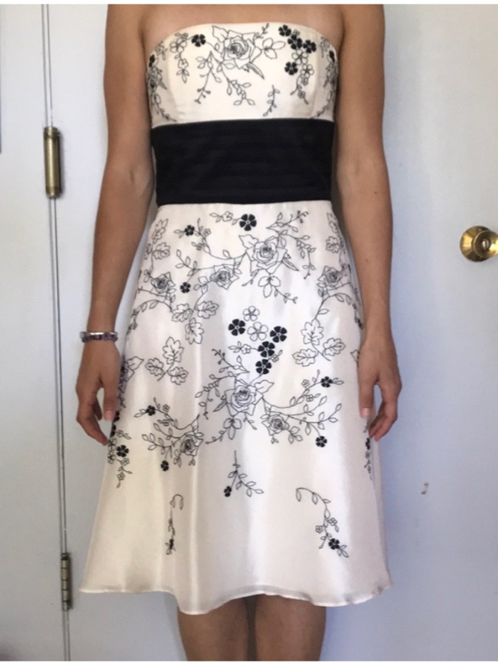 Y2K White House Black Market embroidered floral party dress!